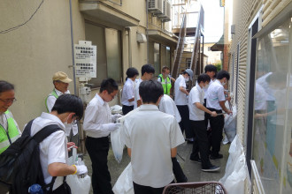 駅前清掃美化活動（写真⑥）ゴミ分別