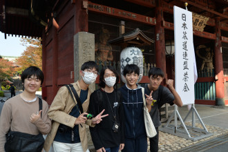 近くにある護国寺の山門も見学。『夢十夜』の第六夜に出てきます。