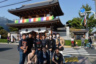 小石川の伝通院まで来ました。『こころ』のお嬢さんの家はこの付近にあったことになっています。これから「先生」になったつもりで富坂を下ります。