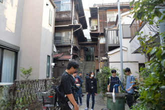 本郷の台地へは菊坂を上ります。途中にある樋口一葉旧居跡にも立ち寄りました。
